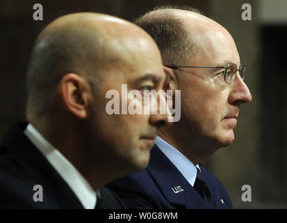 Le SMA de la marine. James Stavridis, commandant de l'U.S. European Command et commandant suprême des forces alliées en Europe ; et le général de l'Armée de l'Air C. Robert Kehler, commandant du Commandement stratégique des États-Unis (L à R) témoigner devant la Commission des forces armées du Sénat concernant le Commandement européen des États-Unis et le Commandement stratégique américain de budget pour 2012 et au-delà sur la colline du Capitole à Washington le 29 mars 2011. UPI/Roger L. Wollenberg Banque D'Images