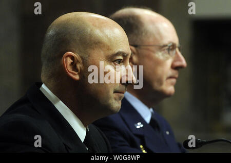 Le SMA de la marine. James Stavridis, commandant de l'U.S. European Command et commandant suprême des forces alliées en Europe ; et le général de l'Armée de l'Air C. Robert Kehler, commandant du Commandement stratégique des États-Unis (L à R) témoigner devant la Commission des forces armées du Sénat concernant le Commandement européen des États-Unis et le Commandement stratégique américain de budget pour 2012 et au-delà sur la colline du Capitole à Washington le 29 mars 2011. UPI/Roger L. Wollenberg Banque D'Images