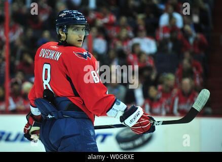 Les Capitals de Washington' Alex Ovechkin est vu sur la glace contre les Hurricanes de la Caroline' au cours de la première période au Verizon Center à Washington le 29 mars 2011. UPI/Kevin Dietsch Banque D'Images