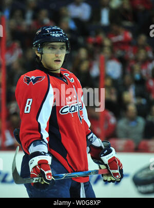 Les Capitals de Washington' Alex Ovechkin est vu sur la glace contre les Hurricanes de la Caroline' au cours de la première période au Verizon Center à Washington le 29 mars 2011. UPI/Kevin Dietsch Banque D'Images