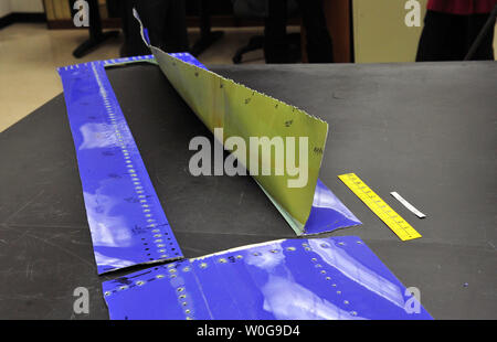 L'endommager la partie du fuselage de Southwest flight 812 est vue à la National Transportation Safety Board (NTSB), à Washington, le 5 avril 2011. La section cinq pieds du Boeing 737 est en cours d'examen par le NTSB après un trou formé dans le fuselage en cours de vol de forcer un atterrissage d'urgence vendredi dernier. UPI/Kevin Dietsch Banque D'Images