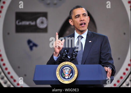 Le président Barack Obama parle en face d'une éolienne le moyeu, comme il est titulaire d'un hôtel de ville de l'énergie examen à Gamesa Technology Corporation à Fairless Hills, Maryland, le 6 avril 2011. Obama a parlé de son plan d'énergie à protéger les consommateurs contre la hausse des prix du pétrole en diversifiant les sources d'énergie afin d'inclure la technologie "verte". UPI/Kevin Dietsch Banque D'Images