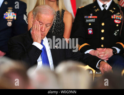 Le vice-président Joe Biden wipes les larmes de ses yeux que son épouse Mme Jill Biden parle de son service militaire durant l'événement de lancement de collaboration, la Première Dame et le Dr. Jill Biden's initiative nationale de soutien et d'honneur, les membres de l'Amérique à la Maison Blanche à Washington, le 12 avril 2011. UPI/Kevin Dietsch Banque D'Images