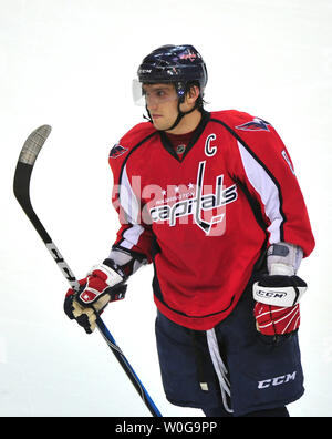 Les Capitals de Washington Alex Ovechkin est perçu au cours de la première ronde des capitales des séries éliminatoires contre les Rangers de New York au Verizon Center à Washington, le 13 avril 2011. UPI/Kevin Dietsch Banque D'Images