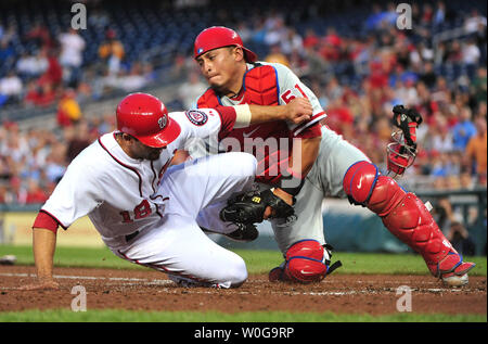 Des Phillies de Philadelphie catcher Carlos Ruiz tags des Nationals de Washington' Danny Espinosa au cours de la troisième manche au Championnat National Park à Washington le 14 avril 2011. UPI/Kevin Dietsch Banque D'Images