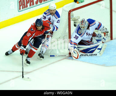 Les Capitals de Washington en avant Matt Bradley tente un coup en tant que Rangers de New York le défenseur Bryan McCabe et le gardien Henrik Lundqvist défendre dans la troisième période de leur cinquième match de la série éliminatoire au Verizon Center à Washington, DC, le 23 avril 2011. La CAPS a défait les Rangers 3-1 pour prendre la série 4-1 et passer à la deuxième ronde. UPI/Roger L. Wollenberg Banque D'Images