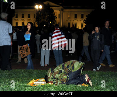 Un jeune musulman prie pour que des milliers de célébrer la nouvelle que Al-Qaida chef terroriste Oussama ben Laden est mort en face de la Maison Blanche à Washington, DC, le 2 mai 2011. À 11 ce soir le président Obama a annoncé "les États-Unis ont mené une opération qui a tué Oussama ben Laden, le chef d'al Qaïda, et un terroriste qui est responsable du meurtre de milliers d'innocents, hommes, femmes et enfants.' UPI/Roger L. Wollenberg Banque D'Images