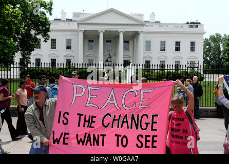 Les manifestants expriment leur avis sur la mort d'Oussama ben Laden en face de la Maison Blanche le 2 mai 2011 à Washington, DC. Le chef d'Al-Qaïda a été tué par des joints de Nef dans une opération des forces spéciales à Abbottabad, au Pakistan le 1 mai 2011. UPI/Pat Benic Banque D'Images