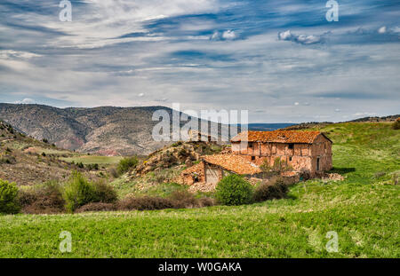 Vieux bâtiments de ferme dans la Sierra de Albarracin, près de Albarracin, province de Teruel, Aragon, Espagne Banque D'Images