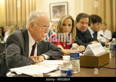 De gauche à droite, l'ancien Lee Hamilton, Rép. D-Ind., du centre politique bipartite et ancien co-président de la Commission du 11 septembre, Frances Townsend, ancien conseiller antiterroriste au Président George W. Bush, Peter Bergen, New America Foundation scholar, et Evan Kohlmann, Flashpoint Partenaires fondateur, témoigner lors d'une audience du comité de la sécurité intérieure de la chambre intitulé "Menaces pour la patrie américaine après avoir tué Ben Laden : une évaluation' sur la colline du Capitole à Washington le 25 mai 2011. UPI/Kevin Dietsch Banque D'Images