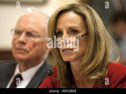 Frances Townsend (R), ancien conseiller antiterroriste au Président George W. Bush, ancien et Lee Hamilton, Rép. D-Ind., du centre politique bipartite et ancien co-président de la Commission du 11 septembre, témoigner lors d'une audience du comité de la sécurité intérieure de la chambre intitulé "Menaces pour la patrie américaine après avoir tué Ben Laden : une évaluation' sur la colline du Capitole à Washington le 25 mai 2011. UPI/Kevin Dietsch Banque D'Images