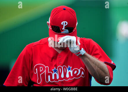 Le deuxième but des Phillies de Philadelphie Chase Utley quitte le terrain suite à la pratique au bâton des Phillies avant le match contre les Nationals de Washington, au Championnat National Park à Washington le 31 mai 2011. UPI/Kevin Dietsch Banque D'Images