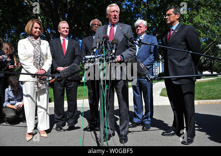 Chambre Adjoint au Chef de la minorité Steny Hoyer (D-MD), rejoint par d'autres dirigeants démocratiques, parle à la presse à la maison de la Conférence démocratique rencontre avec le président Obama à la Maison Blanche à Washington le 2 juin 2011. UPI/Kevin Dietsch Banque D'Images