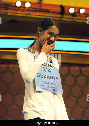 Sukanya Roy, 14 ans, un élève de 8ème à Wilkes-Barre, PA,couvre sa bouche alors qu'elle réagit après avoir remporté le 2011 Scripps National Spelling Bee, 2 juin 2011 à National Harbor, MD. Roy a remporté par l'orthographe correctement le mot ' cymotrichous ', ce qui signifie avoir les cheveux ondulés. UPI/Mike Theiler Banque D'Images