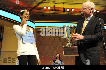 Sukanya Roy, 14 ans, un élève de 8ème à Wilkes-Barre, PA, (L) est tout sourire alors qu'elle est présenté le trophée par EW Scripps Company Président et chef Boehne riche après avoir remporté le 2011 Scripps National Spelling Bee, 2 juin 2011 à National Harbor, MD. Roy a remporté par l'orthographe correctement le mot ' cymotrichous ', ce qui signifie avoir les cheveux ondulés. UPI/Mike Theiler Banque D'Images