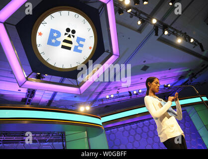 Sukanya Roy, 14 ans, un élève de 8ème à Wilkes-Barre, PA, utilise sa main pour l'aider à définir un mot comme elle gagne le 2011 Scripps National Spelling Bee, 2 juin 2011 à National Harbor, MD. Roy a remporté par l'orthographe correcte du mot. ' Cymotrichous ', ce qui signifie avoir les cheveux ondulés. UPI/Mike Theiler Banque D'Images