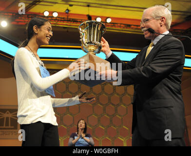 Sukanya Roy, 14 ans, un élève de 8ème à Wilkes-Barre, PA, (L) est tout sourire alors qu'elle est présenté le trophée par EW Scripps Company Président et chef Boehne riche après avoir remporté le 2011 Scripps National Spelling Bee, 2 juin 2011 à National Harbor, MD. Roy a remporté par l'orthographe correctement le mot ' cymotrichous ', ce qui signifie avoir les cheveux ondulés. UPI/Mike Theiler Banque D'Images