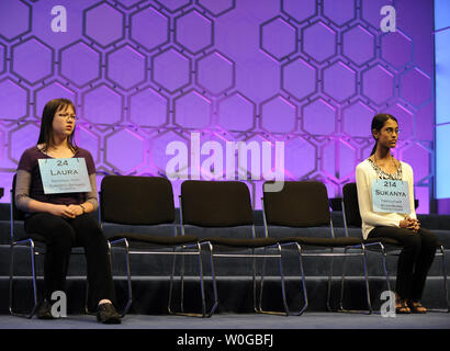 Sukanya Roy, 14 ans, un élève de 8ème à Wilkes-Barre, PA, (R), l'éventuel champion, siège avec Laura Newcombe, 12, également un 8e année de Toronto, au Canada, puisqu'ils sont les seuls dans la gauche spellers 2011 Scripps National Spelling Bee, 2 juin 2011 à National Harbor, MD. Roy a remporté par l'orthographe correctement le mot ' cymotrichous ', ce qui signifie avoir les cheveux ondulés. UPI/Mike Theiler Banque D'Images