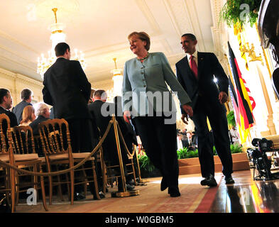 Le président Barack Obama et la Chancelière allemande, Angela Merkel, quitte la Chambre de l'Est à la suite d'une conférence de presse conjointe à la Maison Blanche à Washington le 7 juin 2011. UPI/Kevin Dietsch Banque D'Images