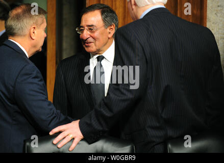 Le Directeur de la CIA, Leon Panetta, parle à la sénateur Lindsey Graham (R-SC) avant son audience de confirmation des forces armées du Sénat pour être le prochain ministre de la Défense à Washington le 9 juin 2011. UPI/Kevin Dietsch Banque D'Images