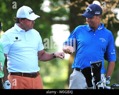 Phil Mickelson livres poings avec sa caddie Jim MacKay sur la 4e boîte de pièce en t au cours d'une ronde de pratique avant l'US Open au Congressional Country Club de Bethesda, Maryland), le 14 juin 2011. UPI/Kevin Dietsch Banque D'Images