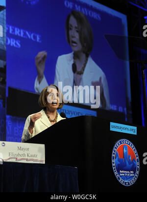Chef de la minorité de la Chambre, Nancy Pelosi, D-CA, traite de la 79e réunion annuelle de la Conférence des maires des États-Unis à Baltimore le 17 juin, 2011. UPI/Roger L. Wollenberg Banque D'Images