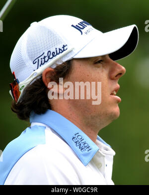 L'Irlande du Nord promenades Rory McIlroy au vert sur le second trou au cours de la troisième ronde de l'Open de golf des États-Unis au Congressional Country Club de Bethesda, Maryland), le 18 juin 2011. McIlroy a commencé la journée en première place à 11 en vertu de l'al. UPI/Pat Benic Banque D'Images