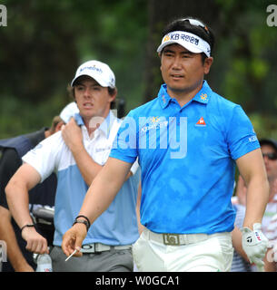 La Corée du Sud Y.E. Promenades sur le Yang tee n° 3 avec l'Irlande du Nord, Rory McIlroy durant la troisième ronde de l'Open de golf des États-Unis au Congressional Country Club de Bethesda, Maryland), le 18 juin 2011. UPI/Pat Benic Banque D'Images