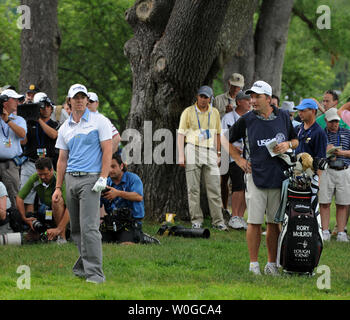 L'Irlande du Nord, Rory McIlroy regarde au-dessus de ses options que sa balle est dans le rugueux sur le troisième trou pendant le troisième tour de l'Open de golf des États-Unis au Congressional Country Club de Bethesda, Maryland), le 18 juin 2011. Il s'est empressée de par sur le trou. McIlroy a commencé la journée en première place à 11 en vertu de l'al. UPI/Pat Benic Banque D'Images