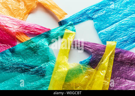 Plusieurs sacs de plastique à usage unique de couleur vive dans l'avion. Rappel de l'écologie. La société de consommation. Image conceptuelle. Banque D'Images