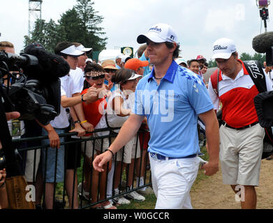 L'Irlande du Nord à partir de Rory McIlroy horizons le tee d'entraînement sous les applaudissements de la foule alors qu'il se prépare à lancer son dernier tour dans le U.S. Open golf championship au Congressional Country Club de Bethesda, Maryland), le 19 juin 2011. McIlroy a débuté la journée à la première place avec une course de huit du plomb. UPI/Pat Benic Banque D'Images