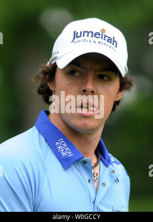 L'Irlande du Nord, Rory McIlroy revient sur la foule pendant qu'il part la première pièce en T pour lancer son dernier tour dans le U.S. Open golf championship au Congressional Country Club de Bethesda, Maryland), le 19 juin 2011. McIlroy a débuté la journée à la première place avec une course de huit du plomb. UPI/Pat Benic Banque D'Images