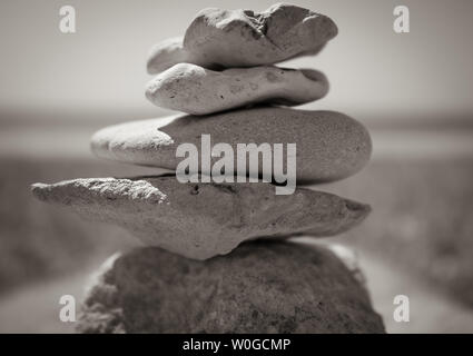 Cairn de pierre rock pile sur la plage par la mer Banque D'Images