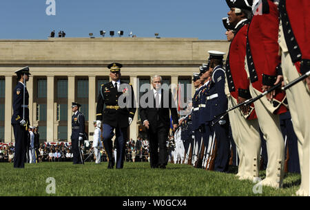 Le secrétaire à la Défense Robert Gates reviews les troupes des Forces armées au cours d'une cérémonie d'adieu en son honneur sur le champ de parade de la rivière du Pentagone à Arlington, Virginie, le 30 juin 2011. L'ancien directeur de la CIA, Leon E. Panetta, deviendra le 23e Secrétaire à la défense, en remplacement de portes le 1er juillet. UPI/Roger L. Wollenberg Banque D'Images