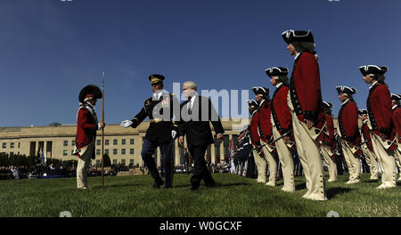 Le secrétaire à la Défense Robert Gates reviews les troupes des Forces armées au cours d'une cérémonie d'adieu en son honneur sur le champ de parade de la rivière du Pentagone à Arlington, Virginie, le 30 juin 2011. L'ancien directeur de la CIA, Leon E. Panetta, deviendra le 23e Secrétaire à la défense, en remplacement de portes le 1er juillet. UPI/Roger L. Wollenberg Banque D'Images