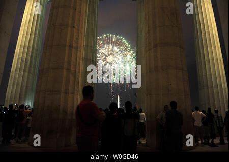 Au cours de l'explosion d'artifice Washington Monument vu de l'intérieur du Mémorial de Lincoln comme les États-Unis célèbre son 235e anniversaire, à Washington, D.C., le 4 juillet 2011. UPI/Kevin Dietsch Banque D'Images