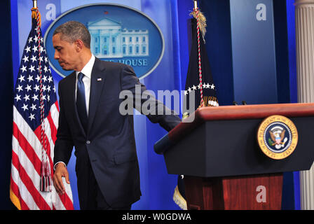 Le président Barack Obama quitte le podium après avoir donné une mise à jour sur le plafond de la dette en cours les négociations à la Maison Blanche à Washington le 19 juillet 2011. UPI/Kevin Dietsch Banque D'Images