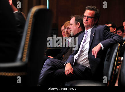 L'acteur Matthew Perry assiste à un comité judiciaire du Sénat le crime et justice audience du sous-comité intitulé 'Drug et des anciens combattants : tribunaux de traitement de la recherche de solutions économiques pour la protection de la Sécurité publique et de réduire la récidive", sur la colline du Capitole à Washington, D.C. le 19 juillet 2011. UPI/Kevin Dietsch Banque D'Images