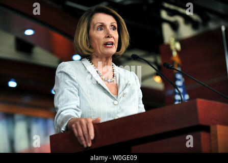 Chef de la minorité de la Chambre Nancy Pelosi (D-CA) tient son point de presse hebdomadaire à Washington le 21 juillet 2011. Pelosi a parlé sur la création d'emploi et la nécessité de relever le plafond de la dette. UPI/Kevin Dietsch Banque D'Images