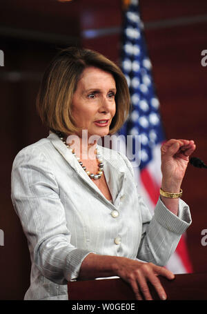 Chef de la minorité de la Chambre Nancy Pelosi (D-CA) tient son point de presse hebdomadaire à Washington le 21 juillet 2011. Pelosi a parlé sur la création d'emploi et la nécessité de relever le plafond de la dette. UPI/Kevin Dietsch Banque D'Images