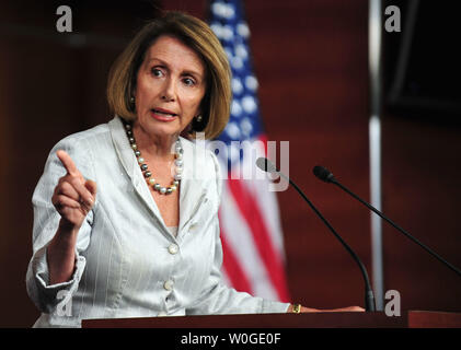 Chef de la minorité de la Chambre Nancy Pelosi (D-CA) tient son point de presse hebdomadaire à Washington le 21 juillet 2011. Pelosi a parlé sur la création d'emploi et la nécessité de relever le plafond de la dette. UPI/Kevin Dietsch Banque D'Images