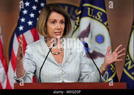 Chef de la minorité de la Chambre Nancy Pelosi (D-CA) tient son point de presse hebdomadaire à Washington le 21 juillet 2011. Pelosi a parlé sur la création d'emploi et la nécessité de relever le plafond de la dette. UPI/Kevin Dietsch Banque D'Images