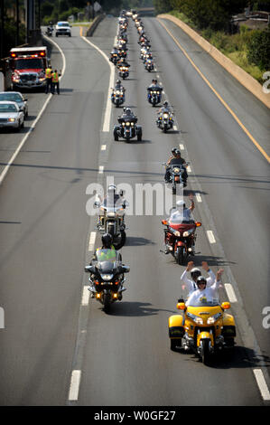 Certains des 1 800 coureurs participant au Tour de l'Amérique 11 septembre 2001 croisière sur la Route 66 dans la région de Arlington, Virginie, le 19 août 2011. Les vététistes Shanksville, Pennsylvanie gauche plus tôt aujourd'hui et après avoir visité le site des attaques terroristes au Pentagone ils vont jusqu'à l'emplacement du World Trade Center à New York demain. UPI/Roger L. Wollenberg Banque D'Images