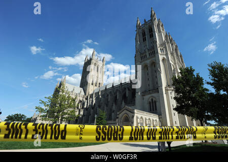 Cordes de police au large de la cathédrale nationale de Washington après un tremblement de terre a frappé la région le 23 août 2011 à Washington, DC. Trois flèches pinnacle sur la tour centrale (en haut à gauche) est tombée. Un séisme de magnitude 5,9 au centre de Virginia évacuations forcées dans la capitale du pays. UPI/Pat Benic Banque D'Images