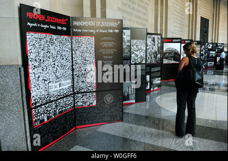 "Le phénomène de solidarité : Images de l'histoire de la Pologne, 1980-1981" s'ouvre à la Woodrow Wilson Center à Washington, D.C. le 29 août 2011. L'exposition commémore le 30e anniversaire de la fondation du mouvement Solidarité en Pologne et met en lumière les réalisations des mouvements. UPI/Kevin Dietsch Banque D'Images