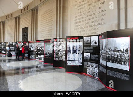 "Le phénomène de solidarité : Images de l'histoire de la Pologne, 1980-1981" s'ouvre à la Woodrow Wilson Center à Washington, D.C. le 29 août 2011. L'exposition commémore le 30e anniversaire de la fondation du mouvement Solidarité en Pologne et met en lumière les réalisations des mouvements. UPI/Kevin Dietsch Banque D'Images