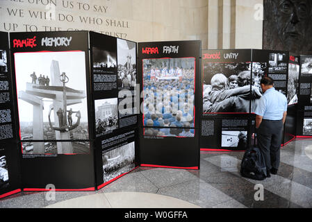 "Le phénomène de solidarité : Images de l'histoire de la Pologne, 1980-1981" s'ouvre à la Woodrow Wilson Center à Washington, D.C. le 29 août 2011. L'exposition commémore le 30e anniversaire de la fondation du mouvement Solidarité en Pologne et met en lumière les réalisations des mouvements. UPI/Kevin Dietsch Banque D'Images