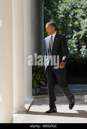 Le président américain Barack Obama se rend à la Roseraie avant de faire une déclaration pour demander instamment au Congrès d'adopter une extension d'une loi fédérale sur les routes qui les protégerait d'un million d'emplois, le 31 août 2011 à la Maison Blanche à Washington, DC. UPI/Pat Benic.. Banque D'Images