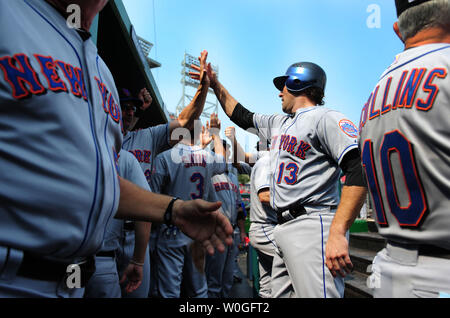 New York Mets' catcher Mike Nickeas est félicité par ses coéquipiers après avoir marqué au large d'un single de Ruben Tejada au cours de la troisième manche contre les Nationals de Washington au Championnat National Park à Washington le 4 septembre 2011. UPI/Kevin Dietsch Banque D'Images