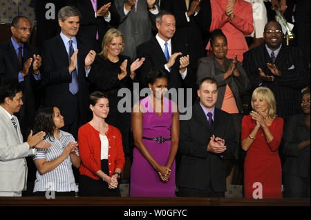 La Première Dame Michelle Obama arrive à écouter le président des États-Unis, Barack Obama, exposer son plan de création d'avant une session conjointe du Congrès dans le Capitole à Washington, DC, le 8 septembre 2011. UPI/Roger L. Wollenberg Banque D'Images